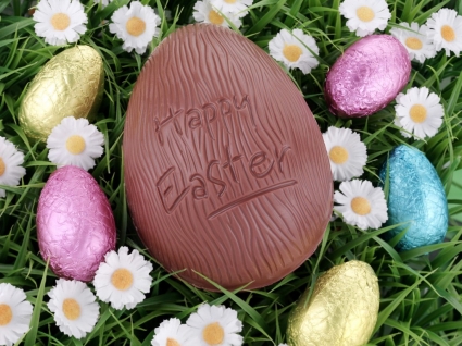بيضة عيد الفصح الشوكولاته خلفية عطلات عيد الفصح