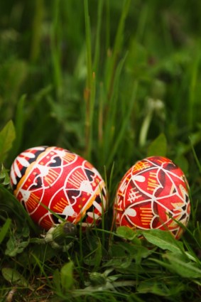 huevos de Pascua en la hierba