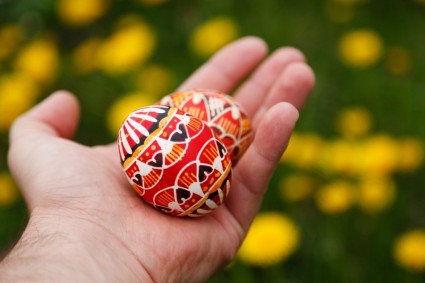 huevos de Pascua en la mano