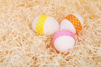 uova di Pasqua sulla paglia