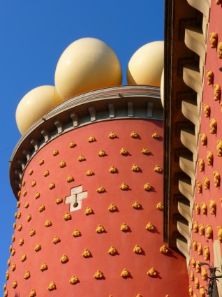 卵ボールの建物