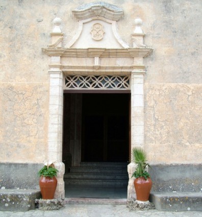 entrada a la iglesia