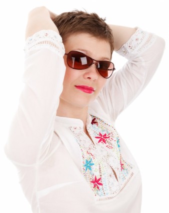 menina moda com óculos de sol