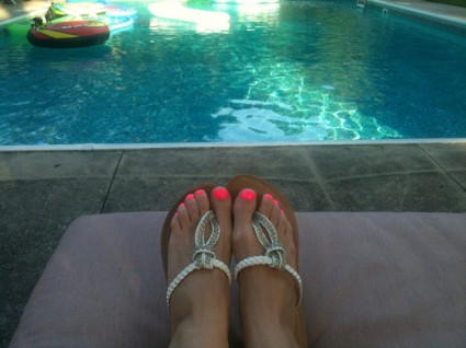 stopy przy basenie
