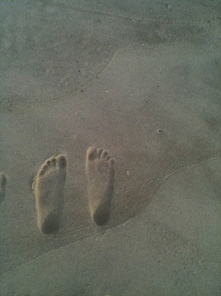 يطبع القدمين على الرمال