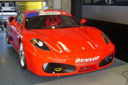 mobil Ferrari merah