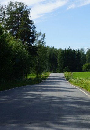 Finnland die Straße in den Schatten
