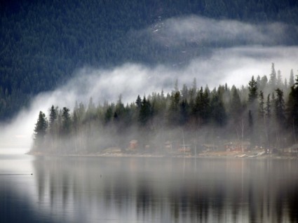 有雾的 canim 湖度假村