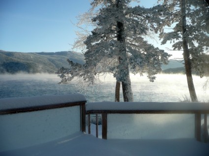 凍るような冬の canim 湖