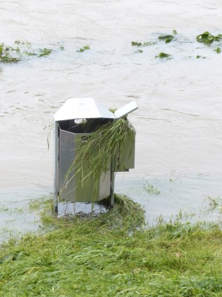 мусор может наводнения высокая вода