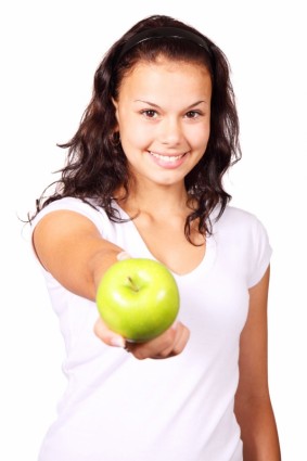 cô gái đang nắm giữ apple