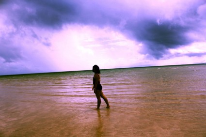 فتاة في شاطئ البحر