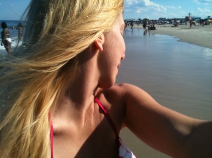 cô gái trên bãi biển