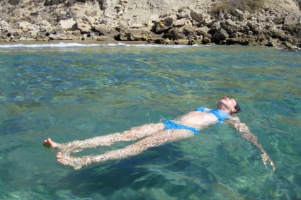девушка расслабляющий в воде