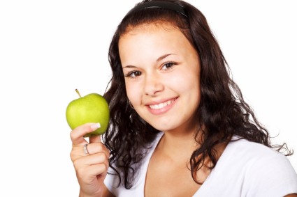 cô gái với màu xanh lá cây apple