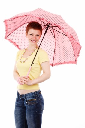 niña con paraguas rosa