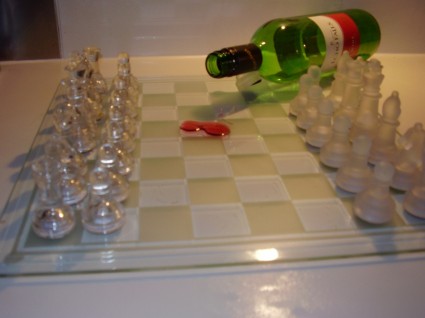 ajedrez de cristal vino derrame