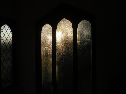 زجاج النافذة مع غروب الشمس