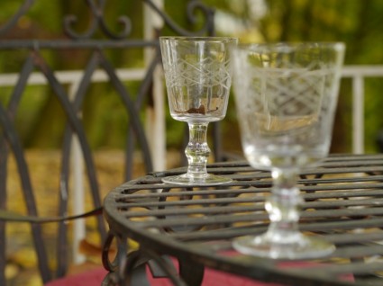 copos vidro mesa de jardim