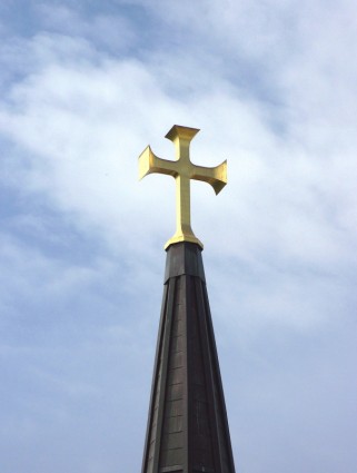 Gold Kreuz auf dem Kirchturm