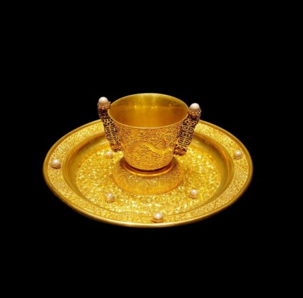 pratos e copos de ouro lindos