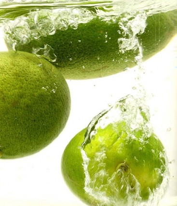 صورة الليمون الأخضر يسقط في الماء