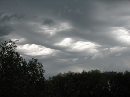 灰色の空嵐の雲