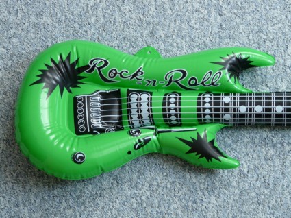 gitar inflatable mengasapi