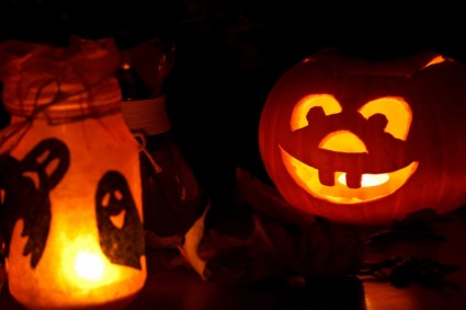 bí ngô halloween và đèn