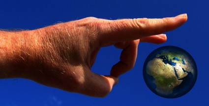 tangan globe dunia