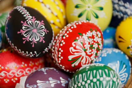 tangan dicat telur Paskah
