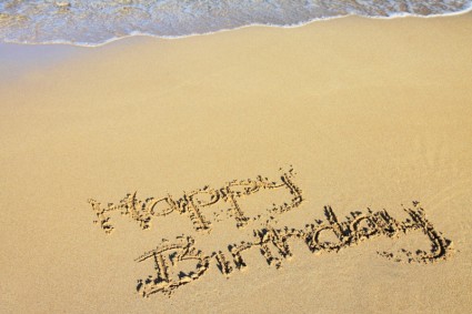 buon compleanno nella sabbia