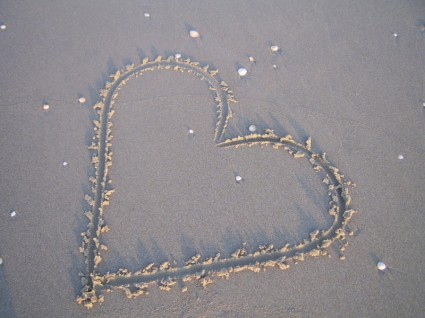 coração na areia