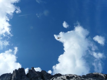 elicottero nube montagne