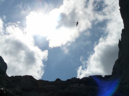 elicottero montagne nuvole