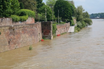 wysoki poziom wody miasta ściany przy promenadzie
