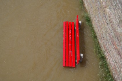 高水洪水の公園のベンチ