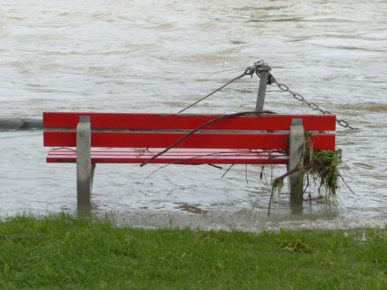 Hochwasser-Parkbank überflutet