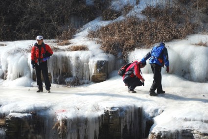 excursionistas en el hielo