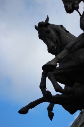 cielo de escultura caballo