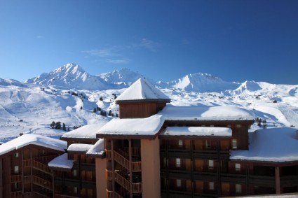 Hotel con montañas en invierno
