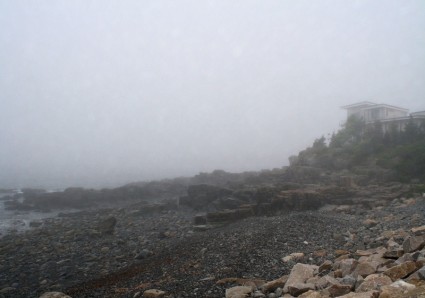 дом в тумане вдоль океана