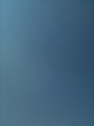 السماء الزرقاء فقط.