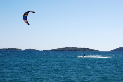 在亚德里亚海的风筝冲浪者