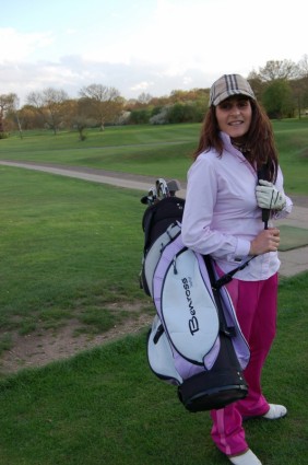 女性のゴルファーとバッグ