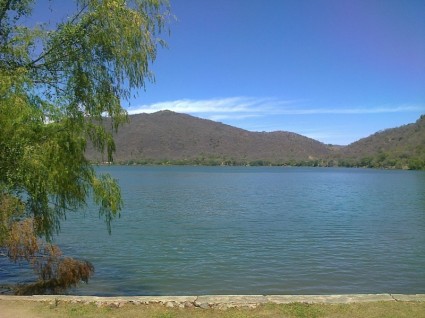 Laguna lake bầu trời