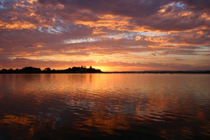 مياه بحيرة ماكواري غروب الشمس