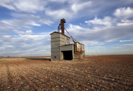 テキサス州の穀物エレベーターを風景します。