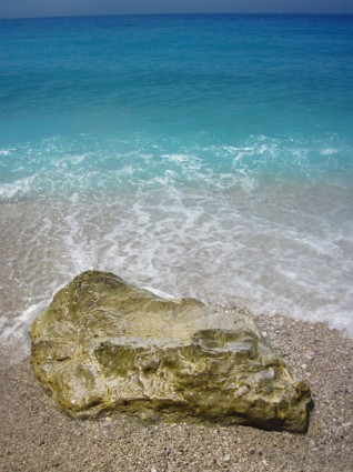 沙滩上的大石头