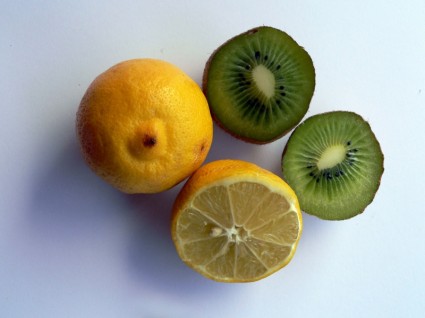 Zitrone und kiwi